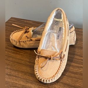 Minnetonka ‘Cally’ Tan Suede Moccasin Slippers, Size 7